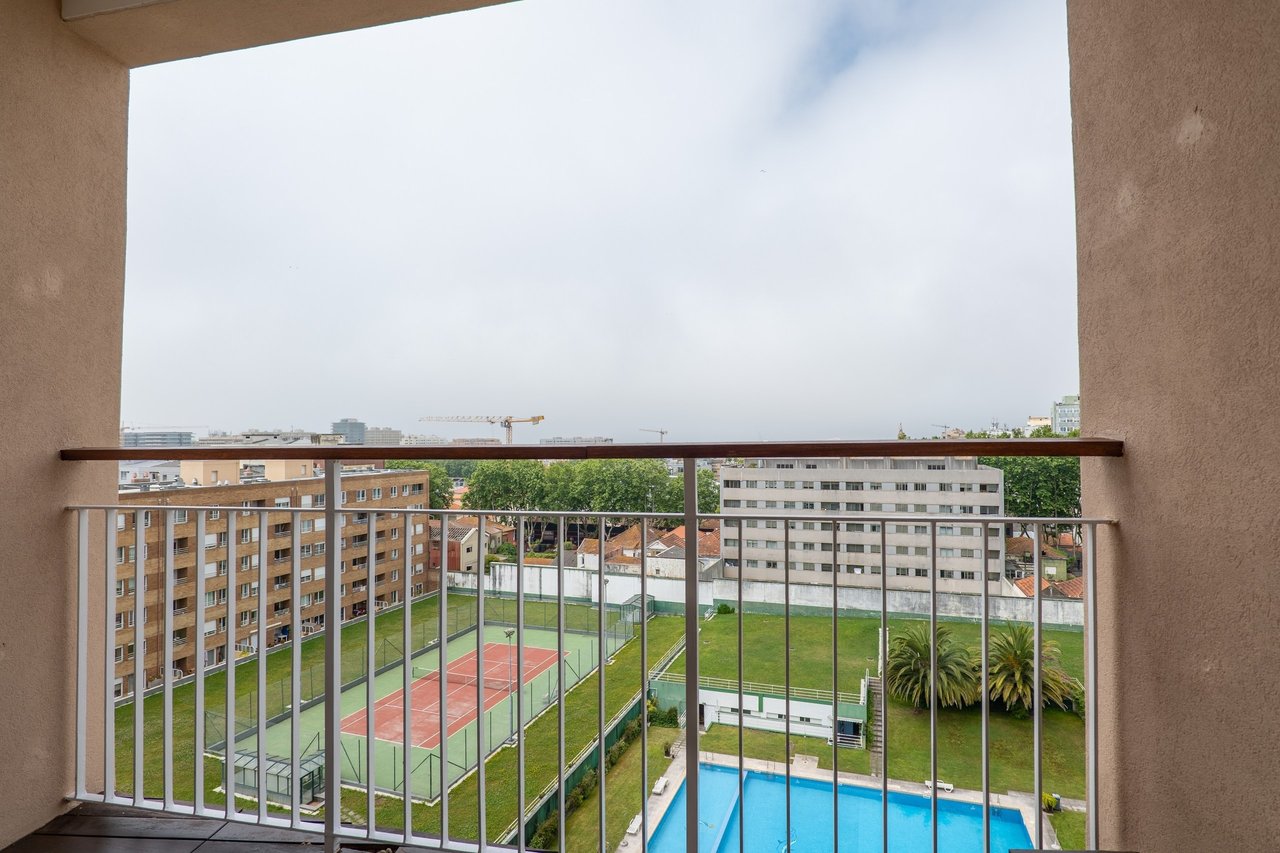2-Bedroom Apartment with Sunset Balcony in Central Matosinhos