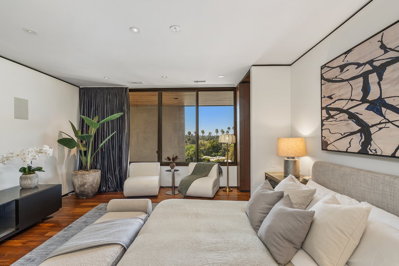  A Beverly Hills Architectural Masterpiece – Where Modern Luxury Meets Timeless Elegance