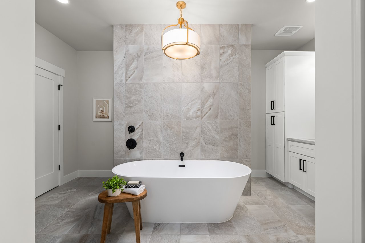 Soaking Tub & Walk-Through Shower 