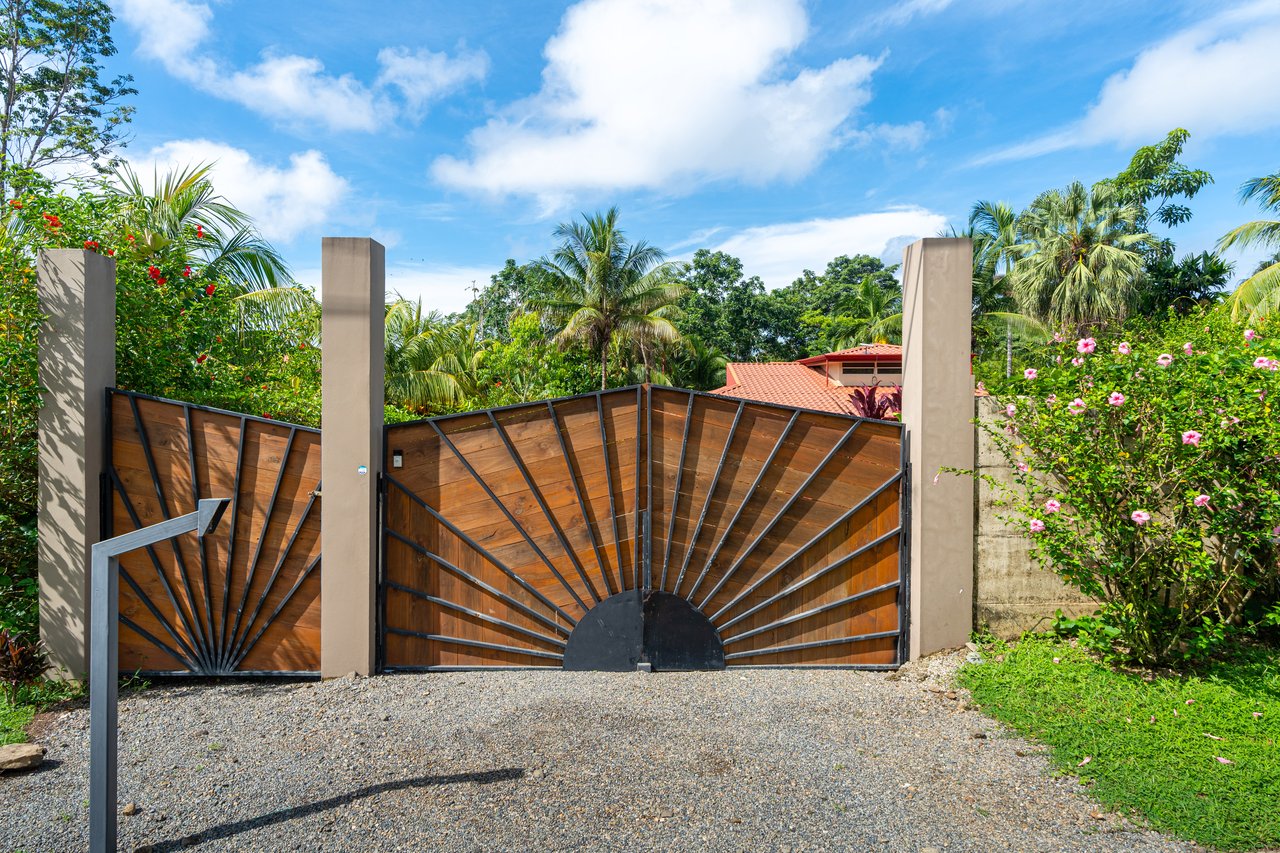 Casa Luna, 3bed /3bath Private Oasis, Convenient Location