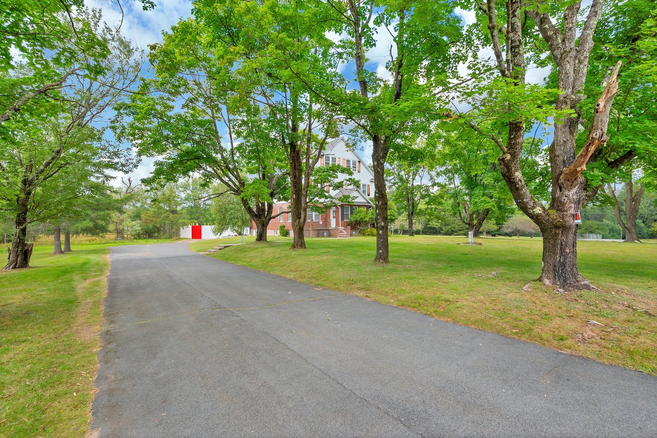Beautiful Huge Home In Monticello