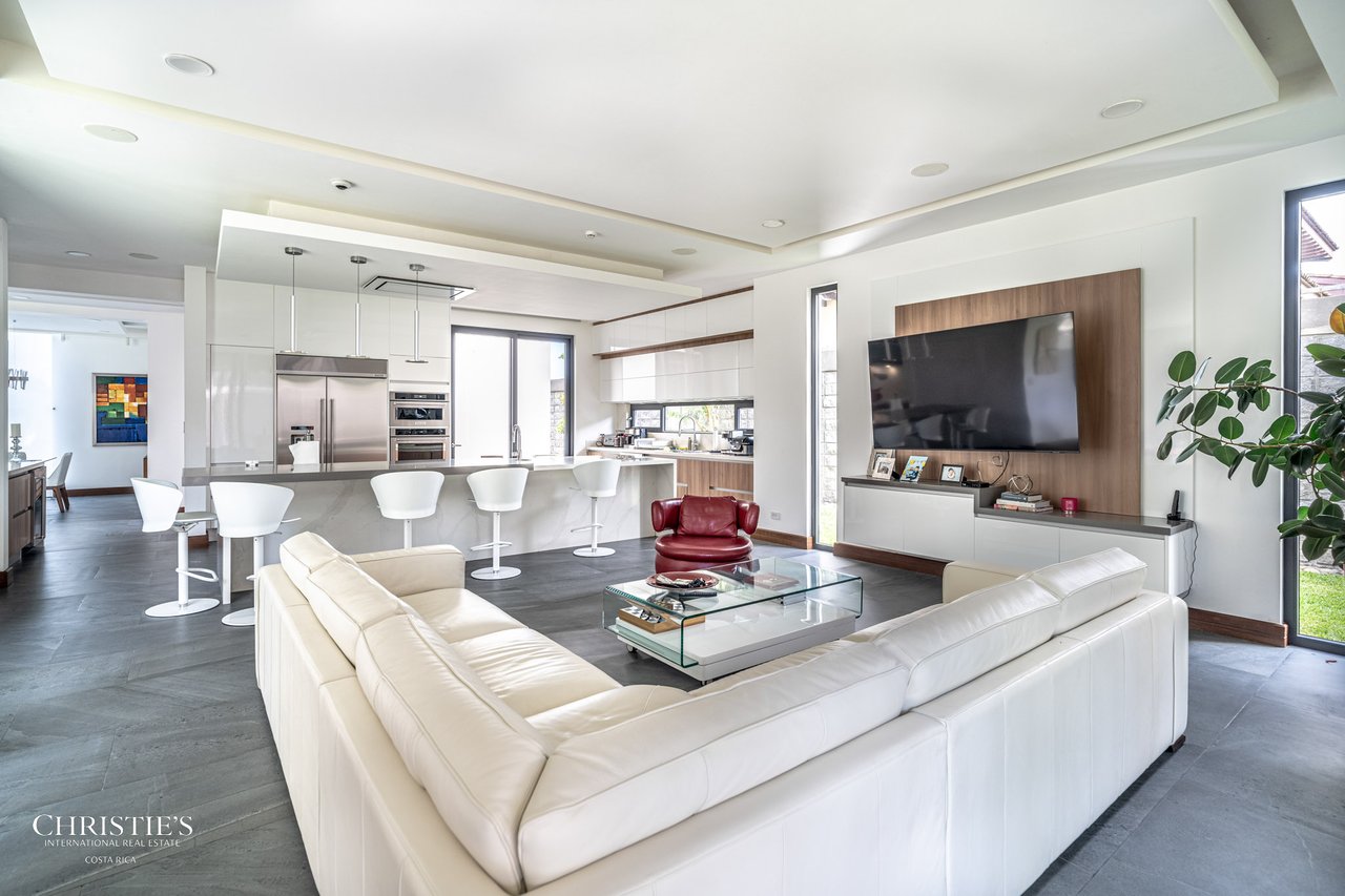 Modern Elegance with Panoramic Views – Exclusive Las Gemas Residence