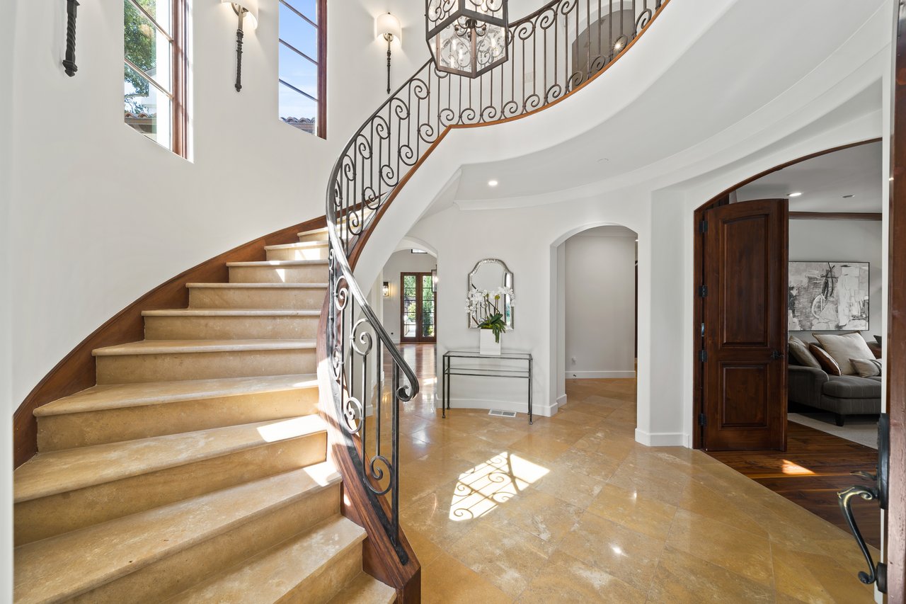 893 Laverne WAY