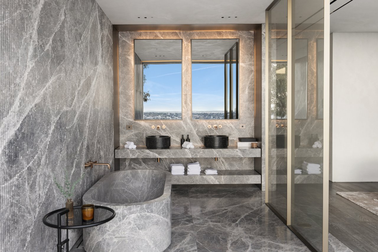 8741 St Ives Dr, Hollywood Hills