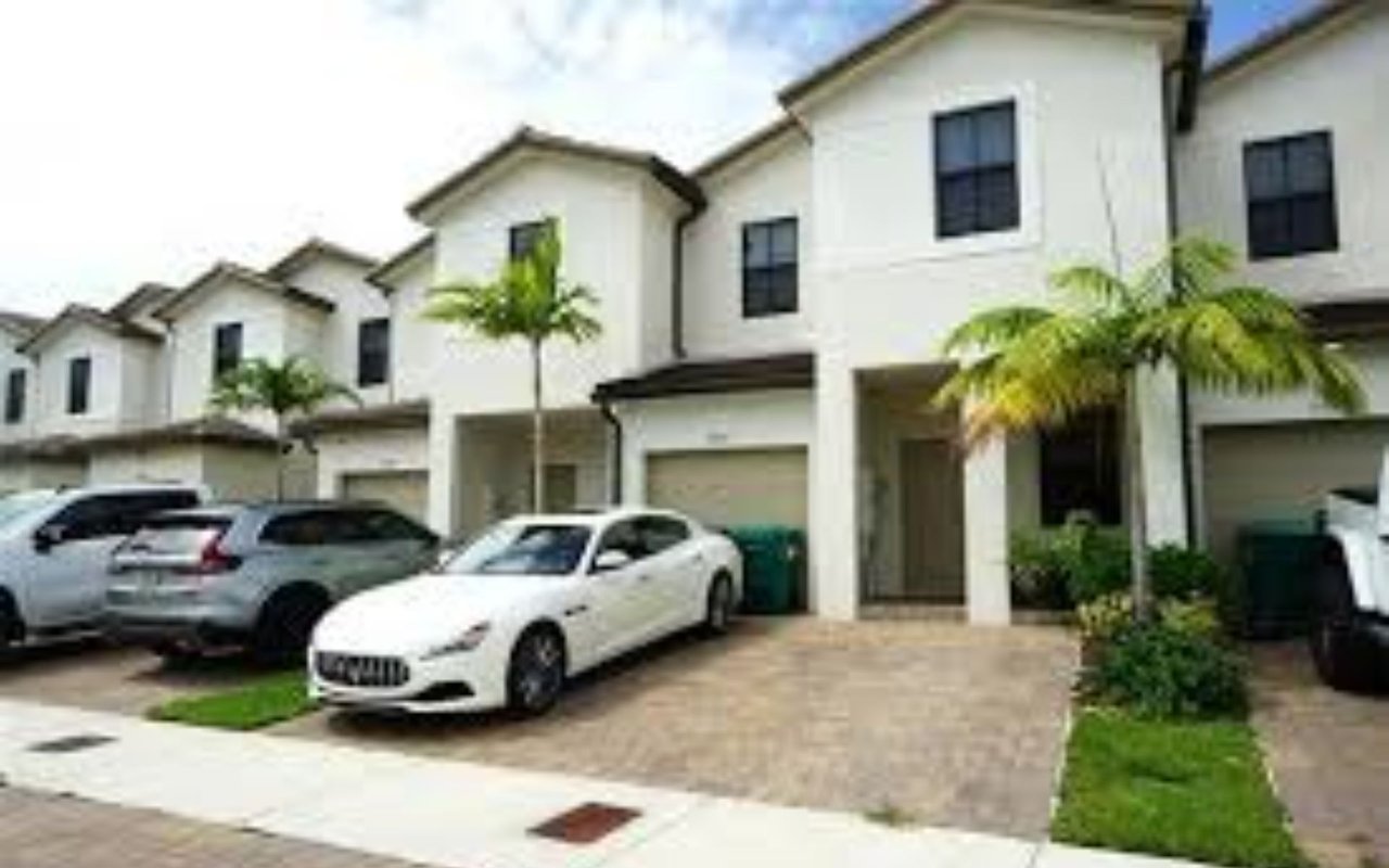 Condo/Co-Op/Villa/Townhouse