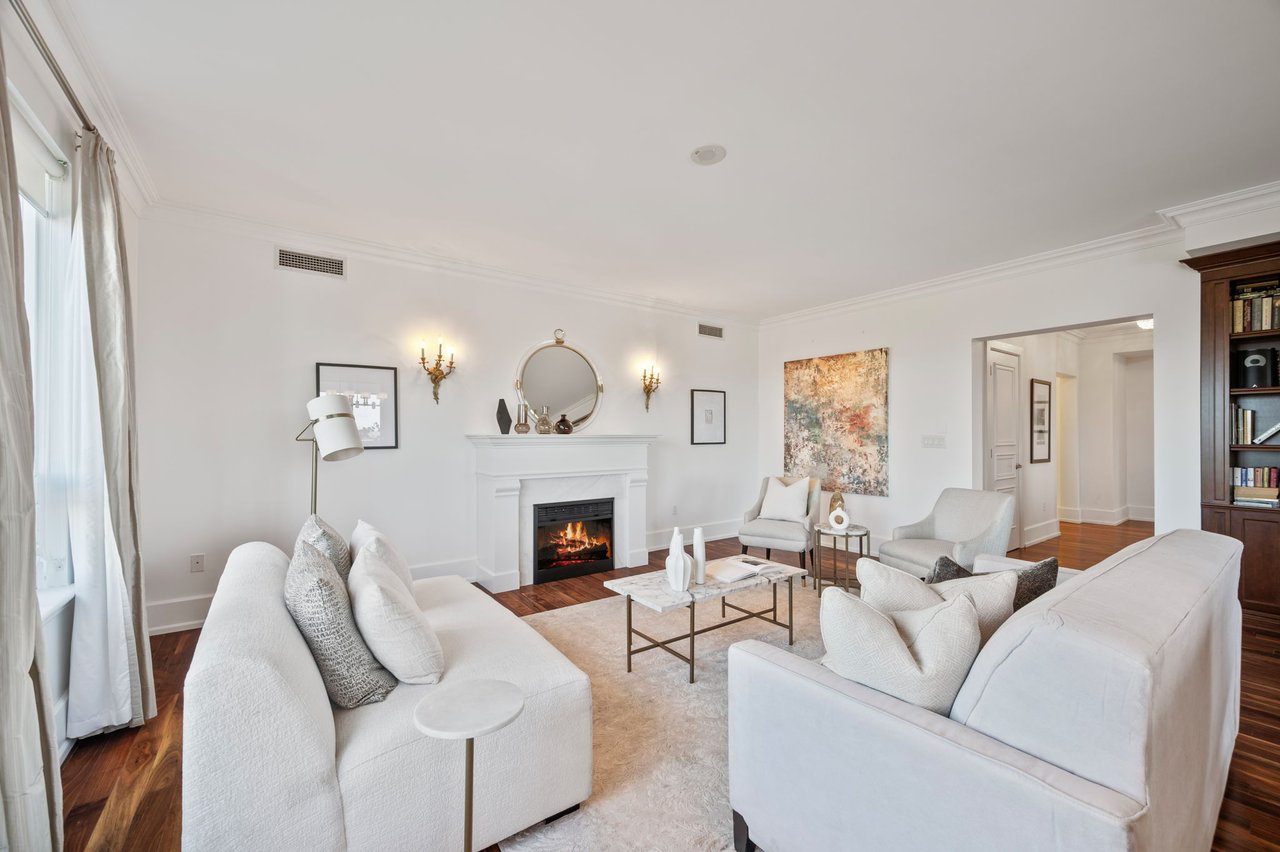 Expansive Corner Unit