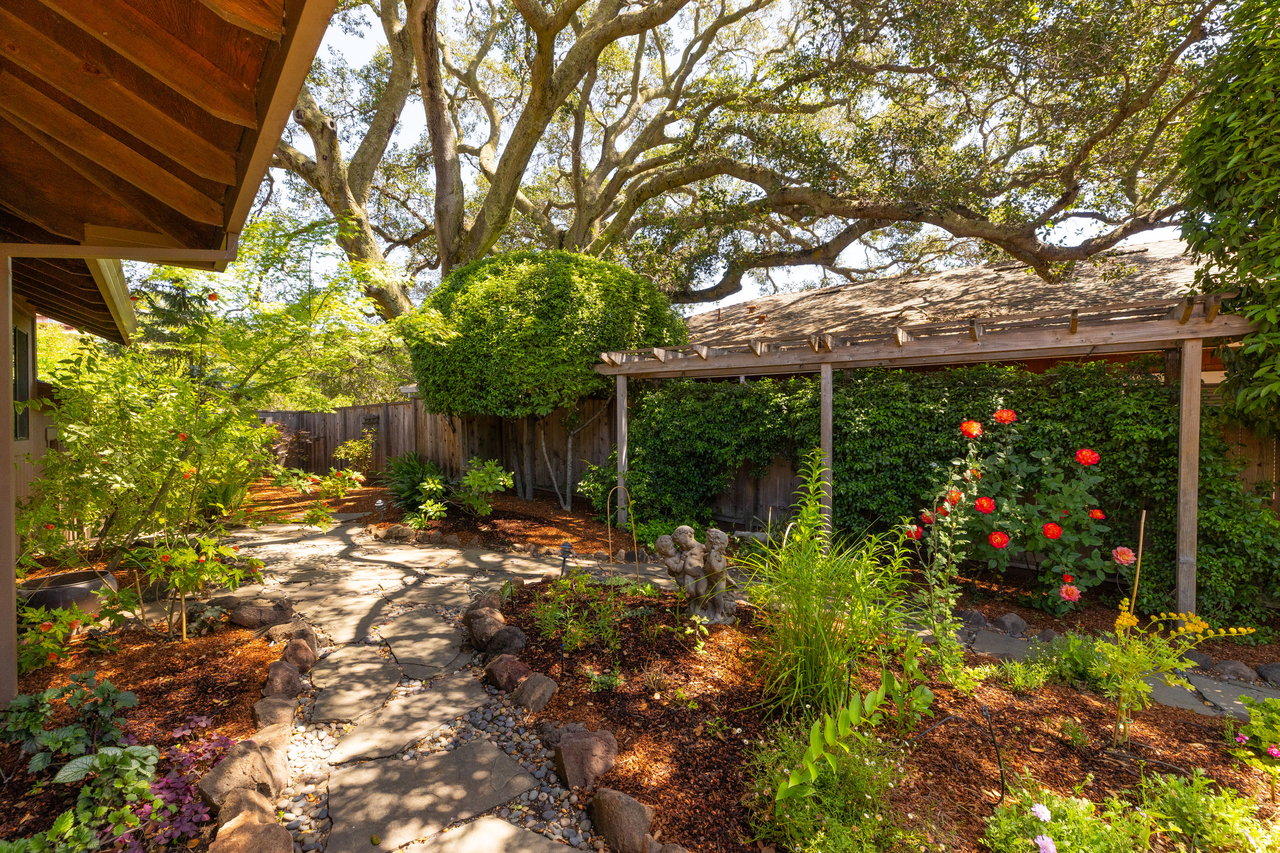 Inviting and Updated - Picturesque Grounds
