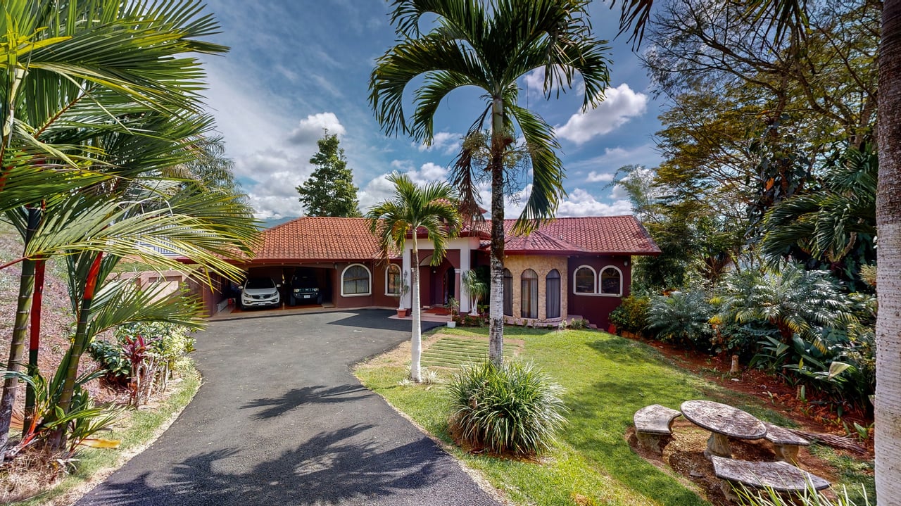 Spacious 5-Bedroom Colonial Home with 4 Bathrooms | La Bonita, Rivas.