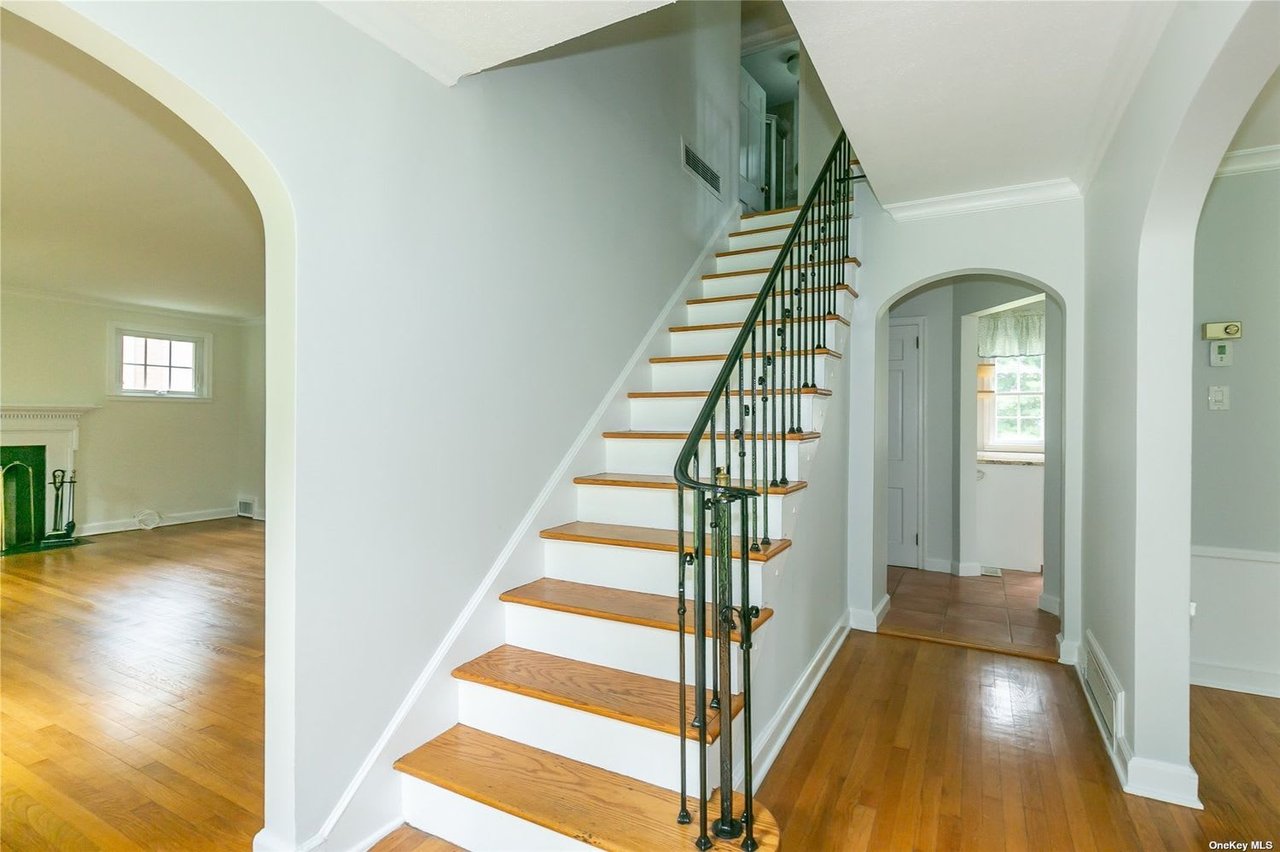30 Colonial Dr, Huntington