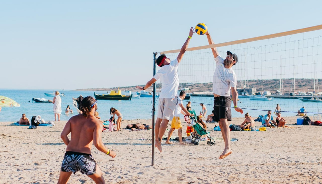 Recreational sports participants enjoying group activities and opportunities to meet new people in Tampa.