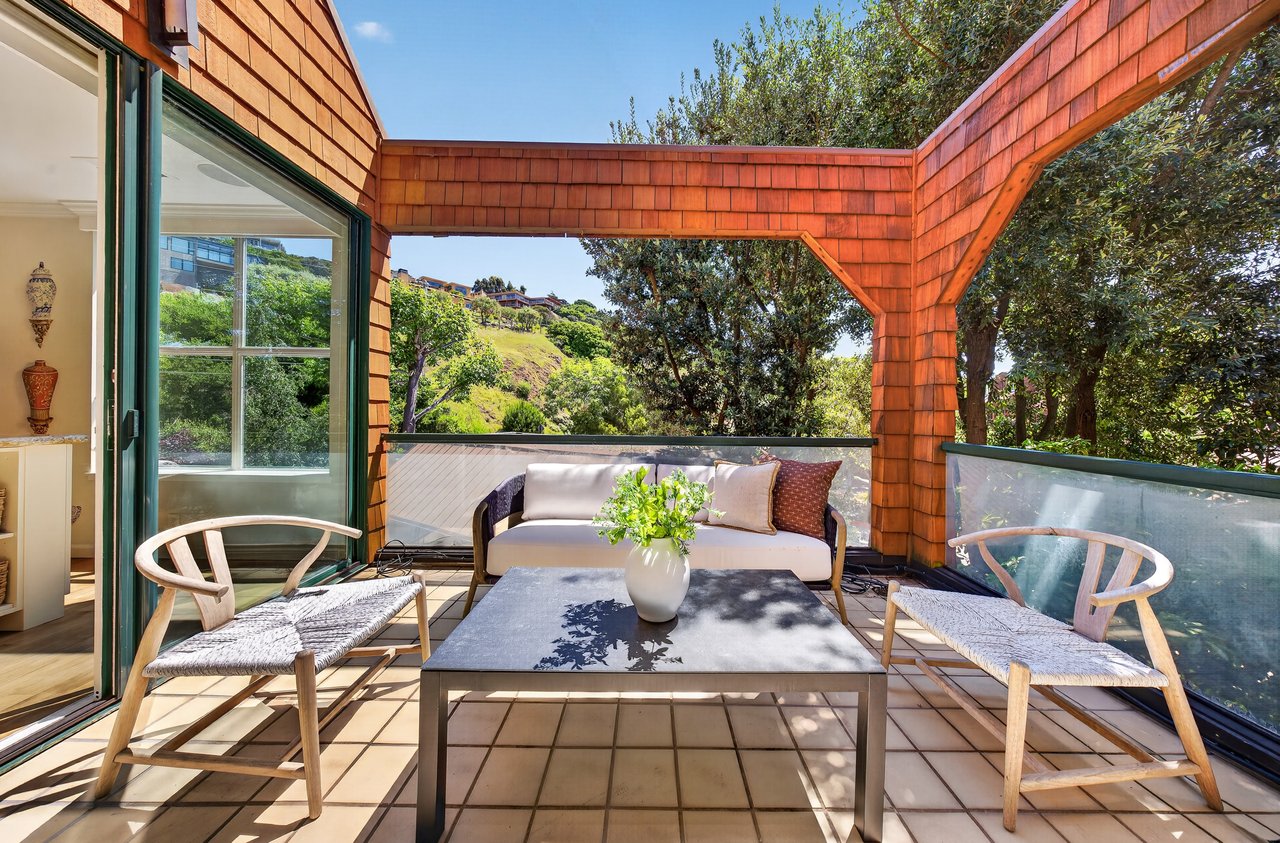 Luxurious End Unit in Point Tiburon