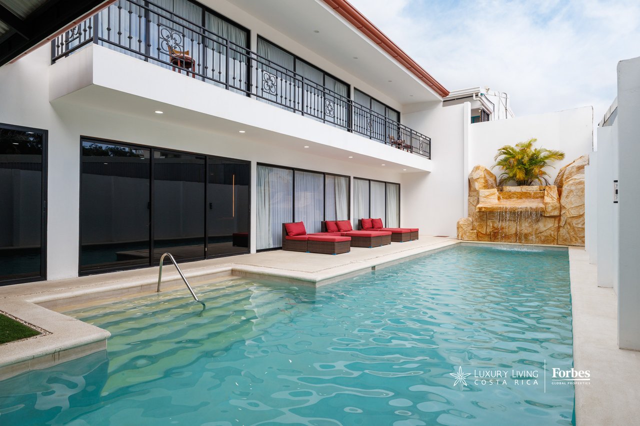 21472 - Fully Furnished Turnkey Luxury Beach Residence, 9 suites, 50 mts from Jaco Beach