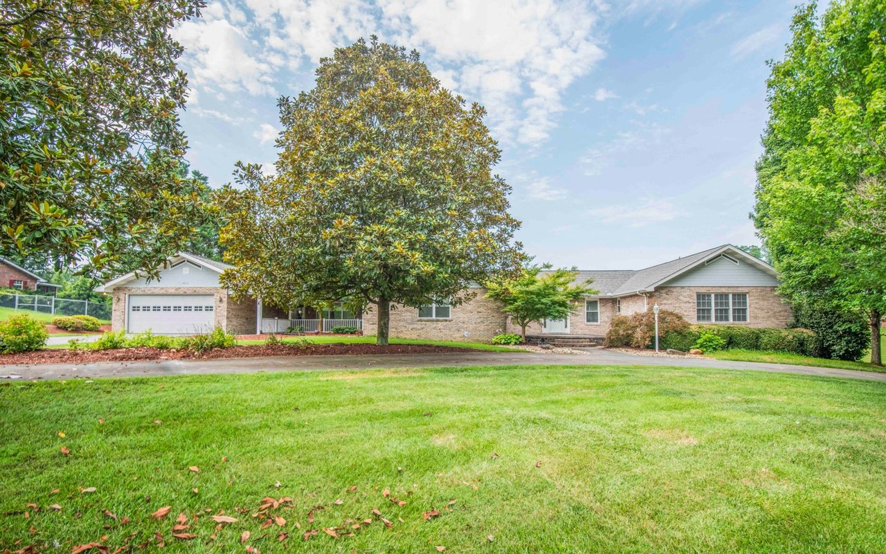 Wallace Luxury Spotlight | 3014 Sugarwood Drive Kodak, TN 37764