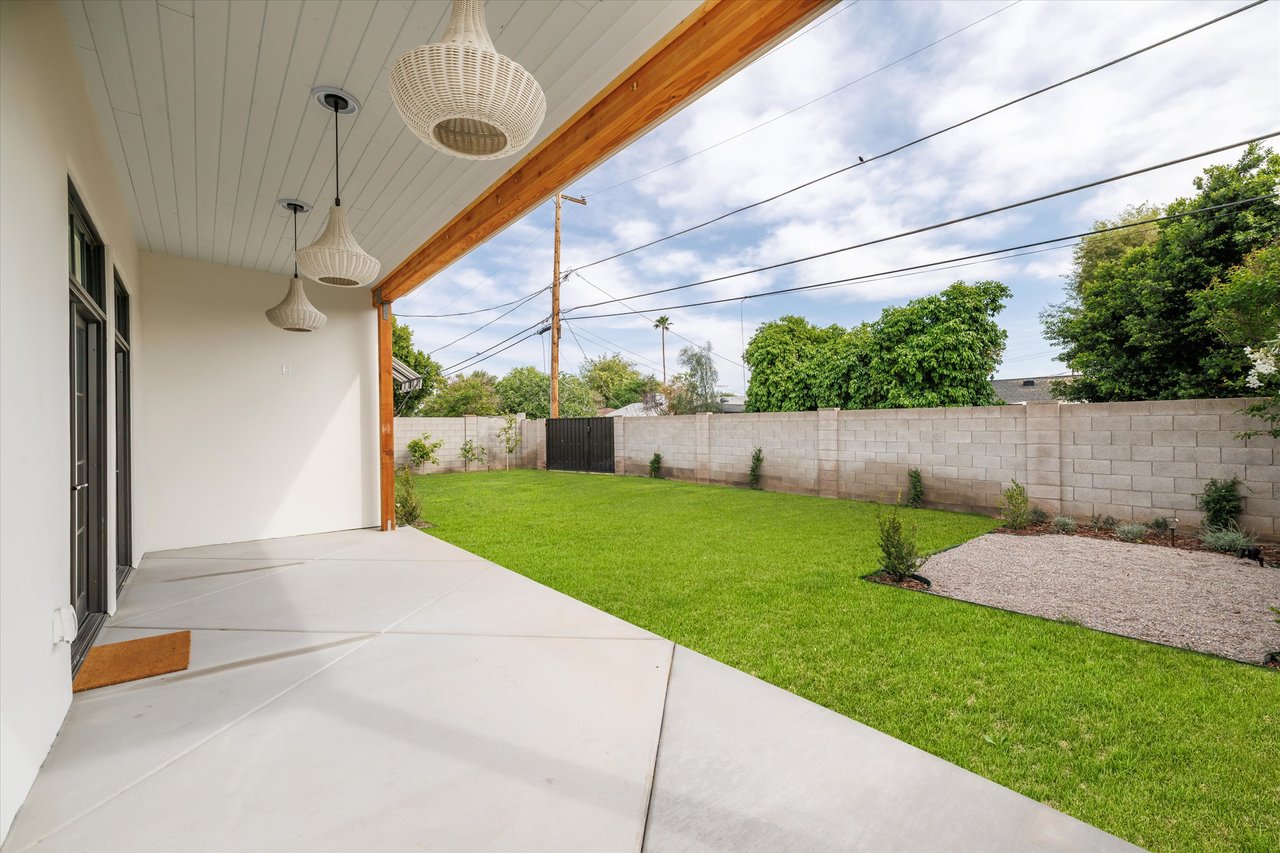 4835 E INDIANOLA Avenue