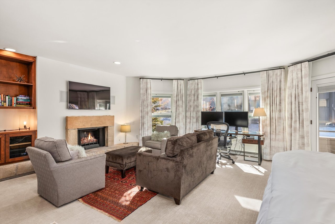 Aspen Core Luxury: Walk to the Gondola from this Spacious Townhome