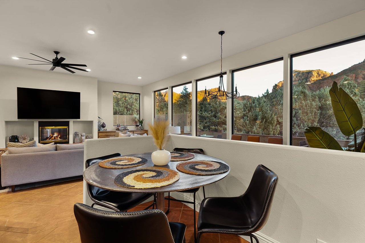 Splendor-Close to town, Huge Spa/Game Rm/Free Pets!