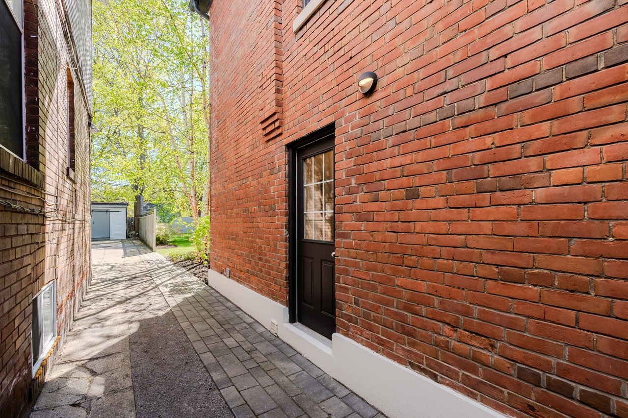 389 Woodbine Ave