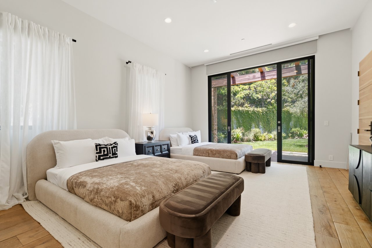 Bowmont Dr, 90210