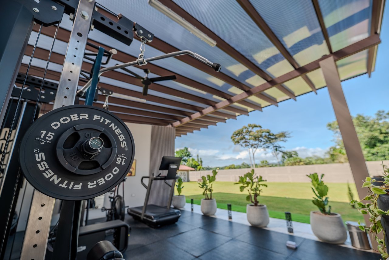 Luxury Home with Pool, Bar Area & Resort-Level Amenities | 5br, 4ba in Perez Zeledon 