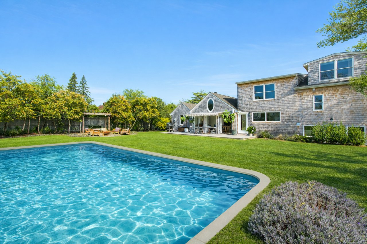 CONVENIENT LOCATION, CLOSE TO ALL