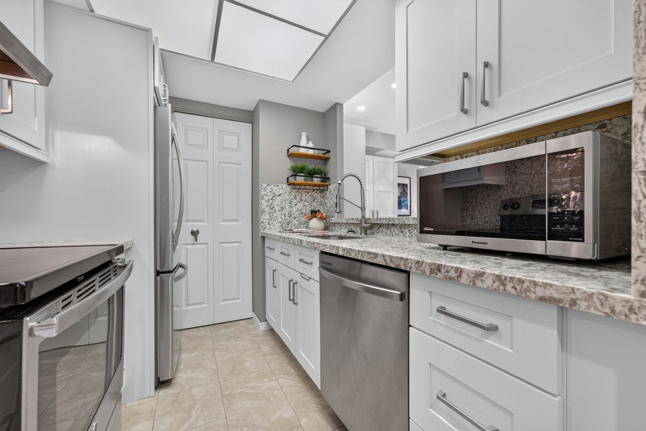 221 - 1001 Cedarglen Gate