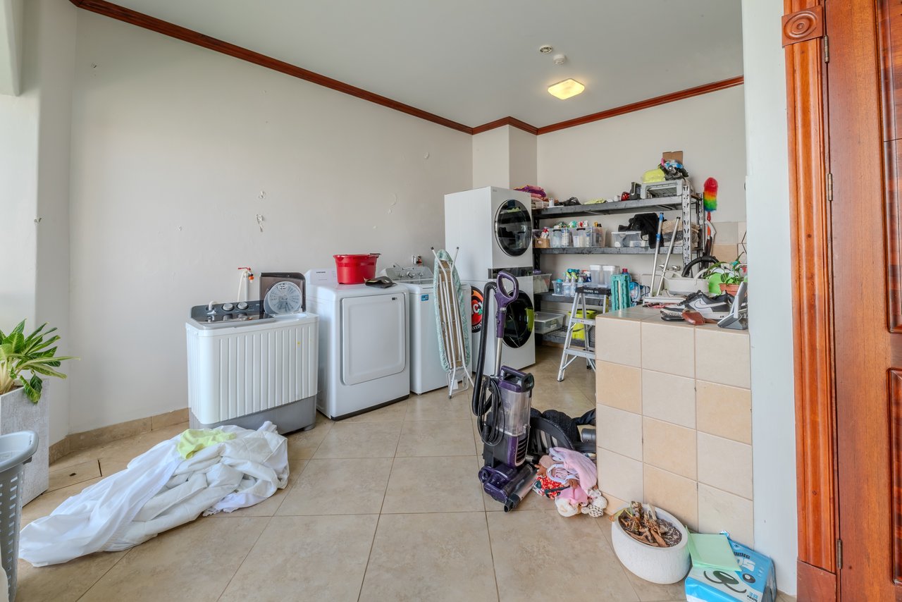 Luxury Home with Pool, Bar Area & Resort-Level Amenities | 5br, 4ba in Perez Zeledon 