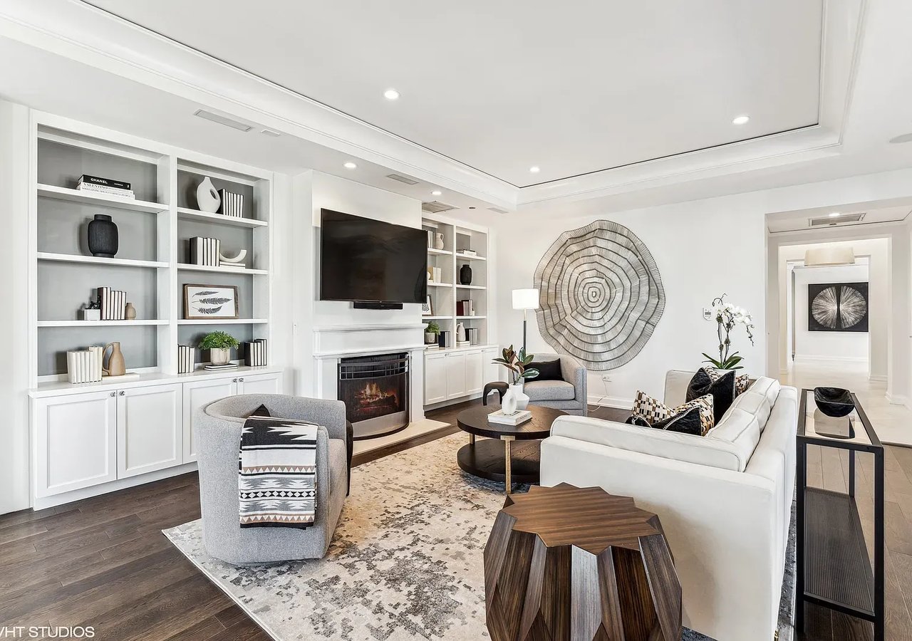 11 E Walton St APT 4202