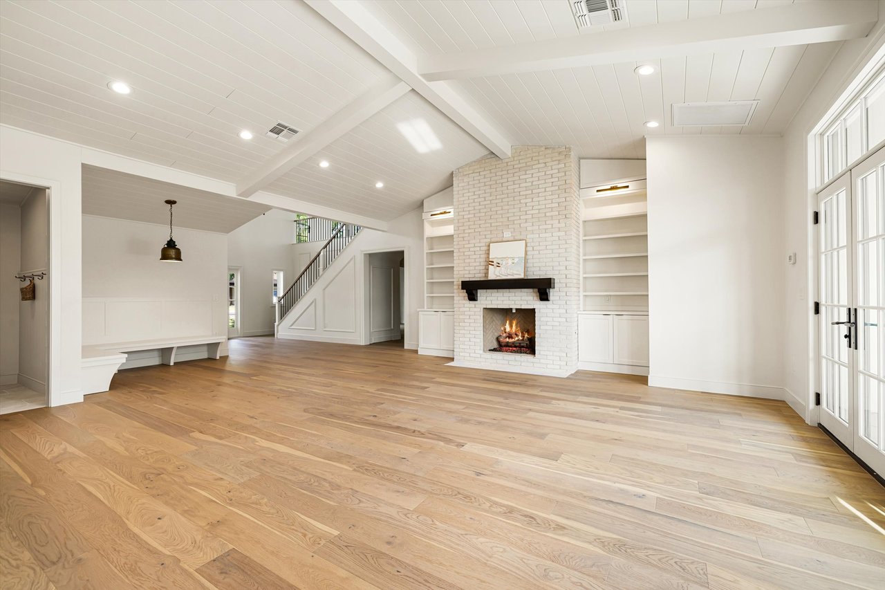 4835 E INDIANOLA Avenue