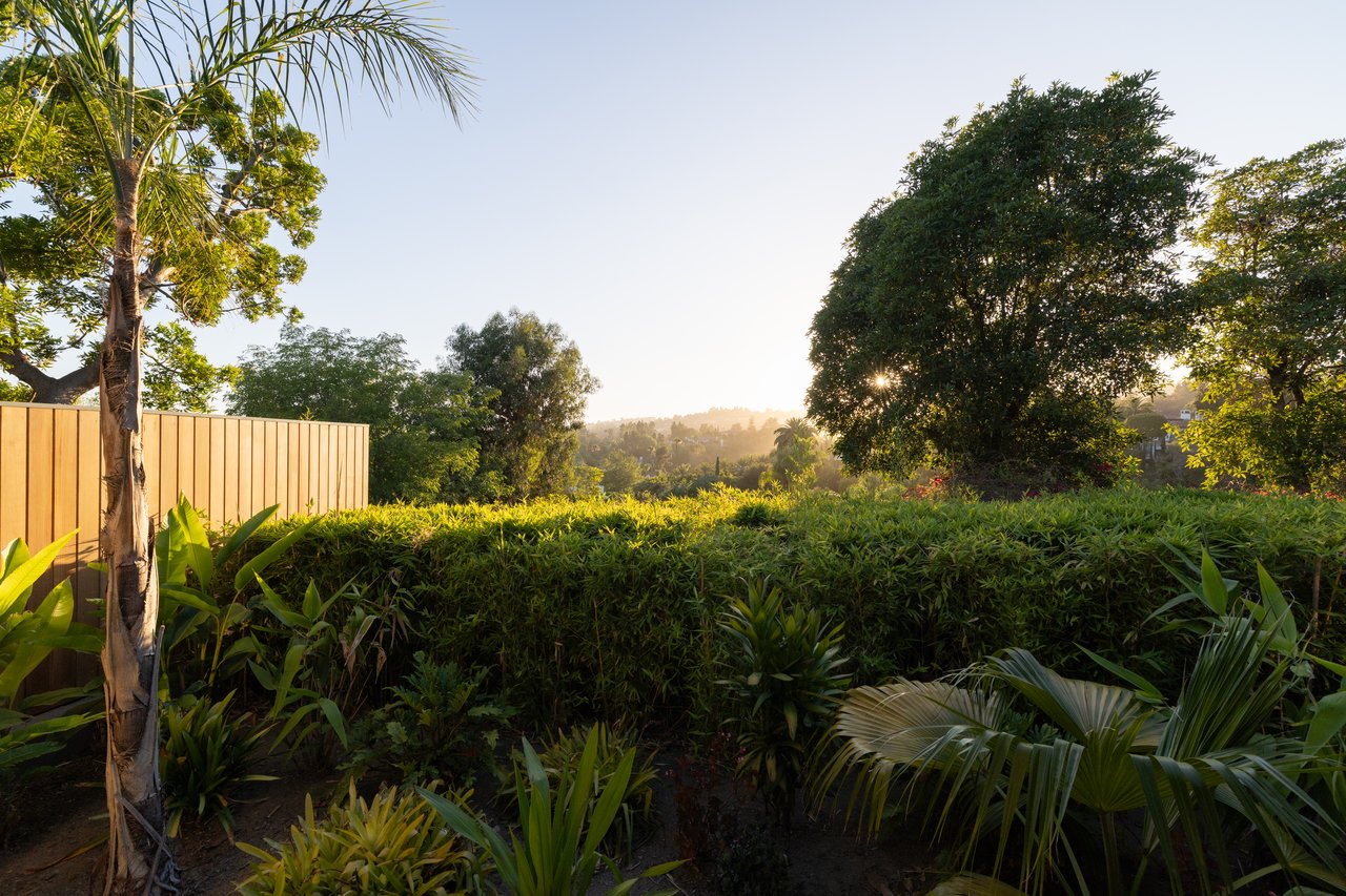 1035 Summit Dr, Beverly Hills 