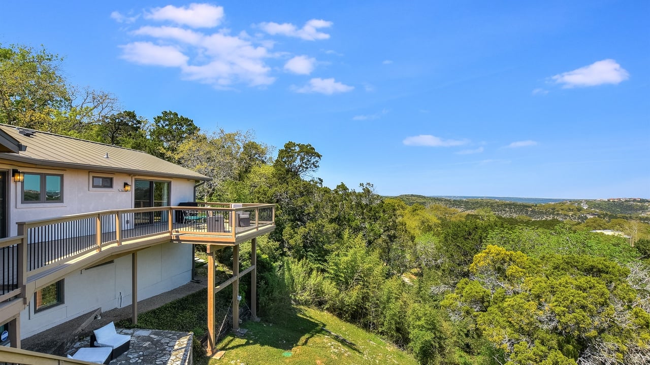 Hilltop Retreat with Panoramic Views