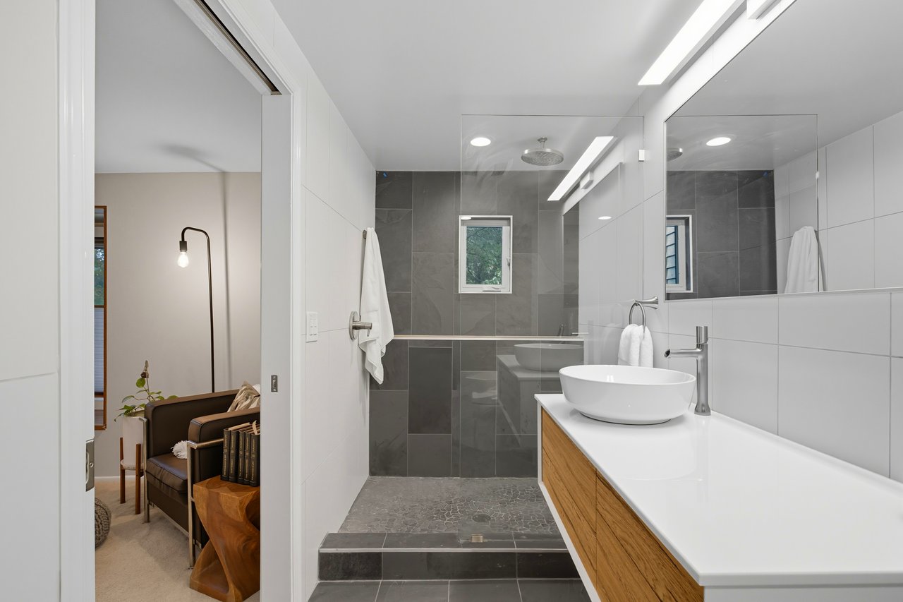 Turnkey 2 Bed Townhome plus Den & Designer Finishes 