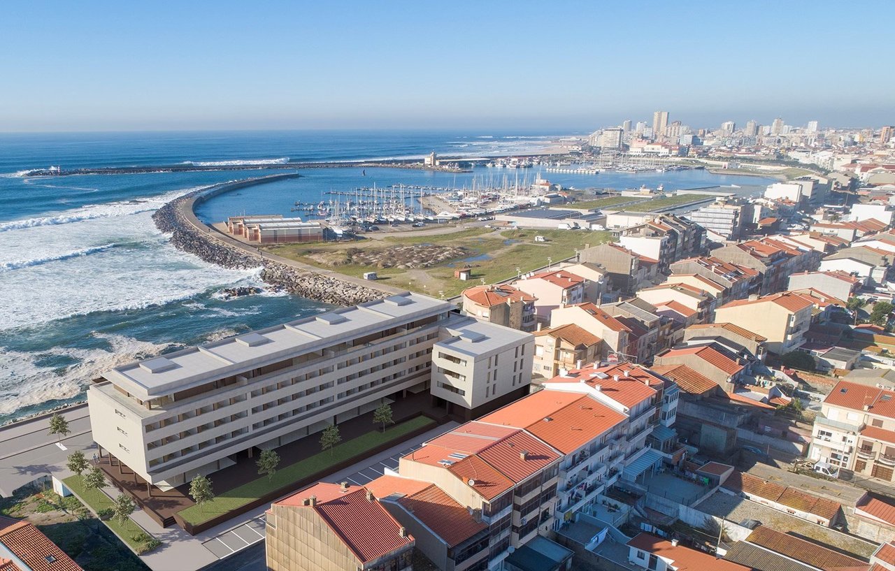 Elegant 4-Bedroom Apartment with Balcony in Prime Marina Setting in Vila do Conde