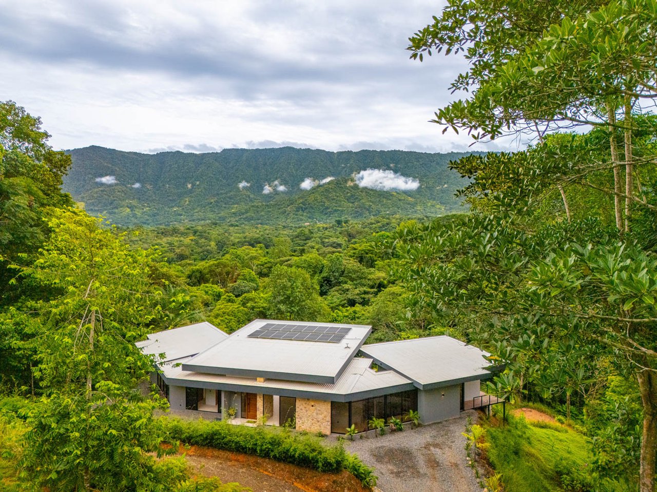 Ojochal Modern Jungle Home with Infinity Pool & Mountain Views