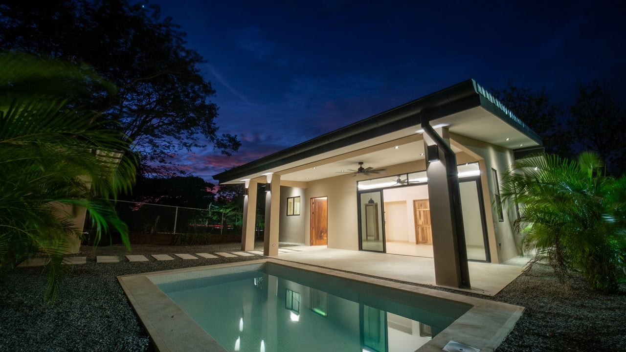 Casa Dos Rosas | Near the Coast House For Sale in Tamarindo