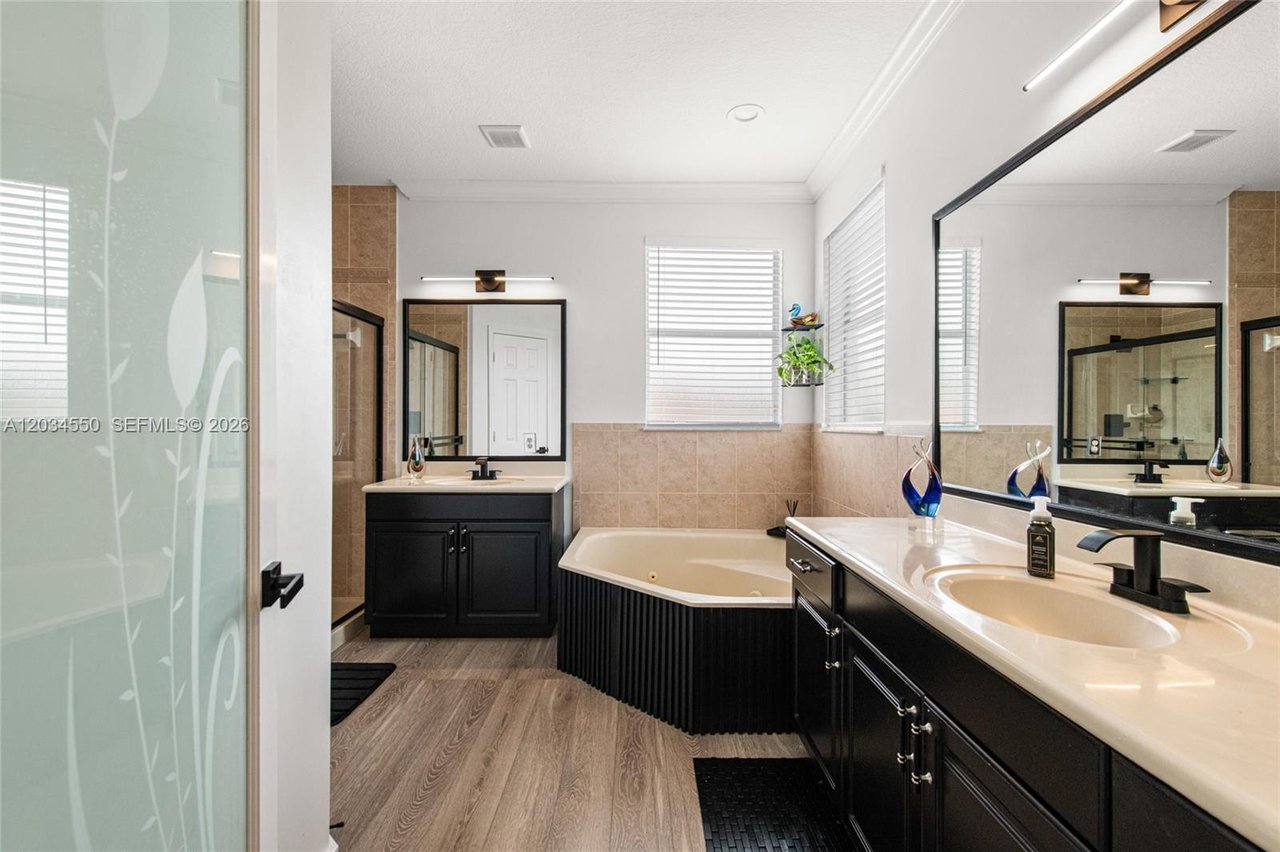 15761-sw-59-terrace-miami-pool-home-for-sale-bathroom