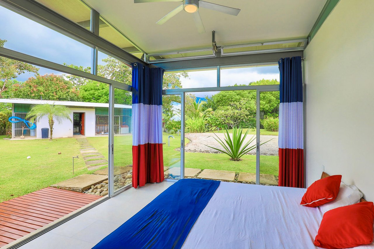 Bauhaus Modern Infinity Pool Home, Ojochal, Puntarenas