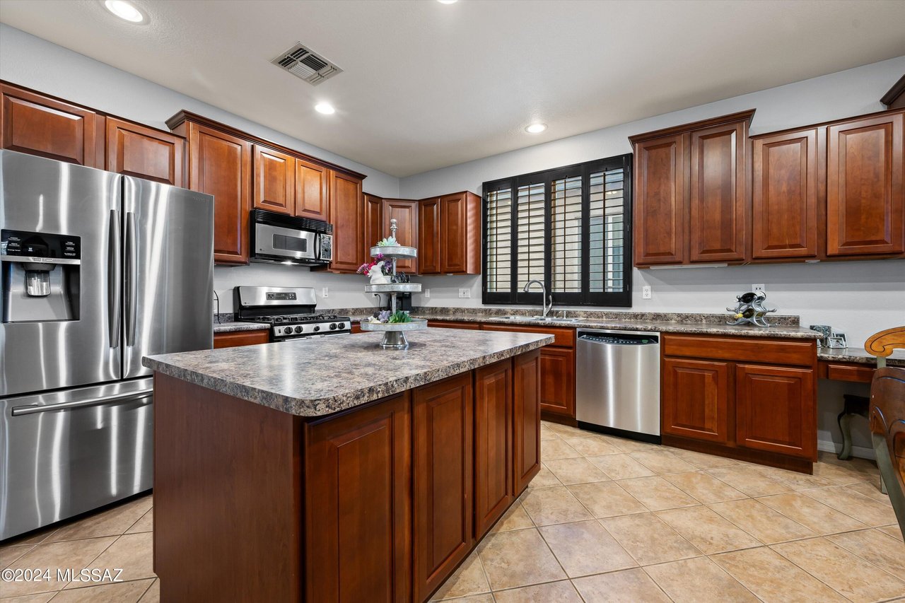 1009 W Leatherleaf Dr