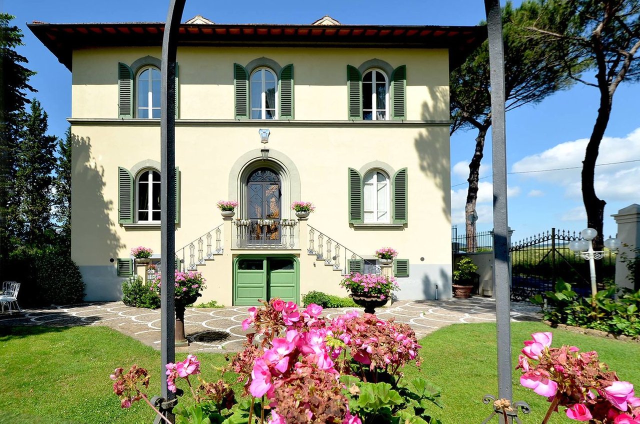 Gorgeous Florence Estate With Saltwater Pool