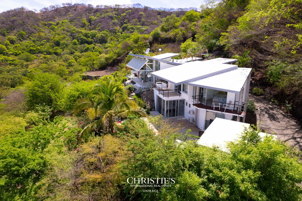 Casa Holmes: Award-Winning Glass House with Ocean Views