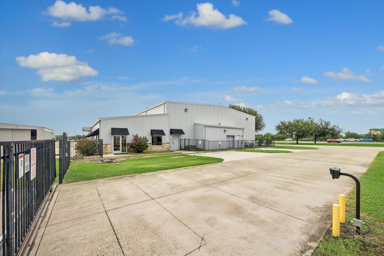 Hangar + Office - Sugar Land Regional Airport (KSGR)