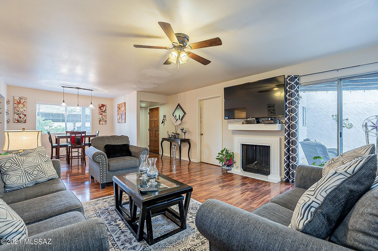 5582 N La Casita Dr