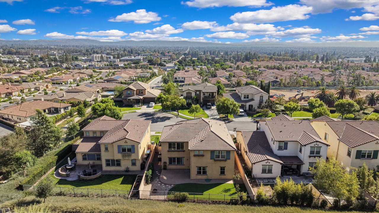 885 E Manresa