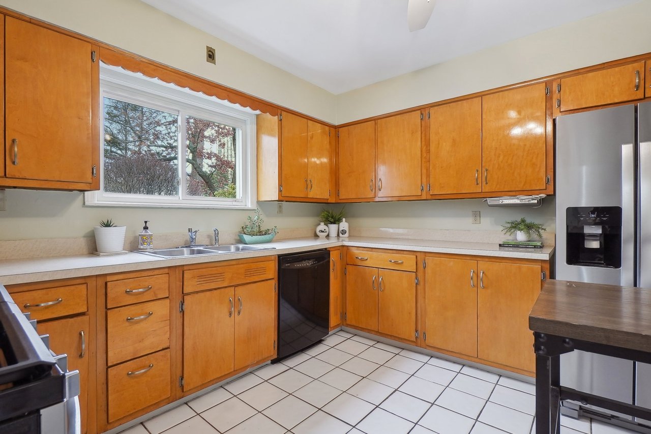 407 Stirling Ave