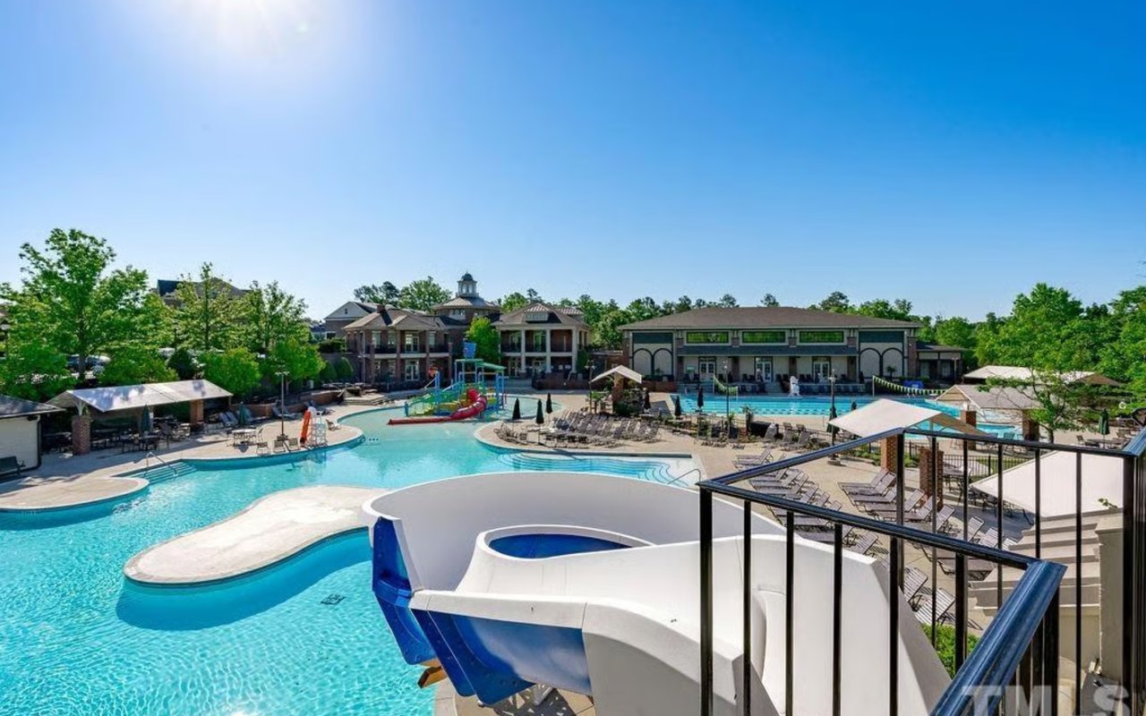 Pros and Cons of Buying a Home in an HOA