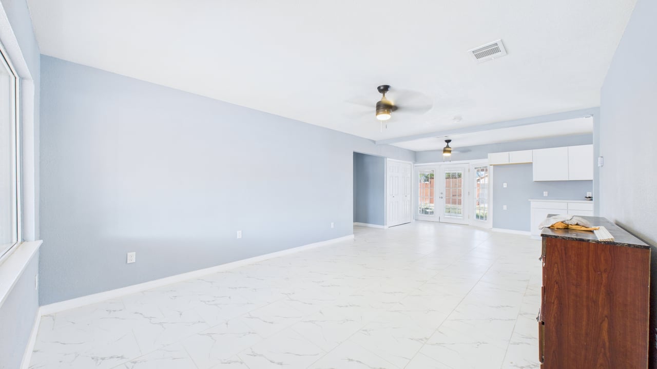 2210 Country Club Dr