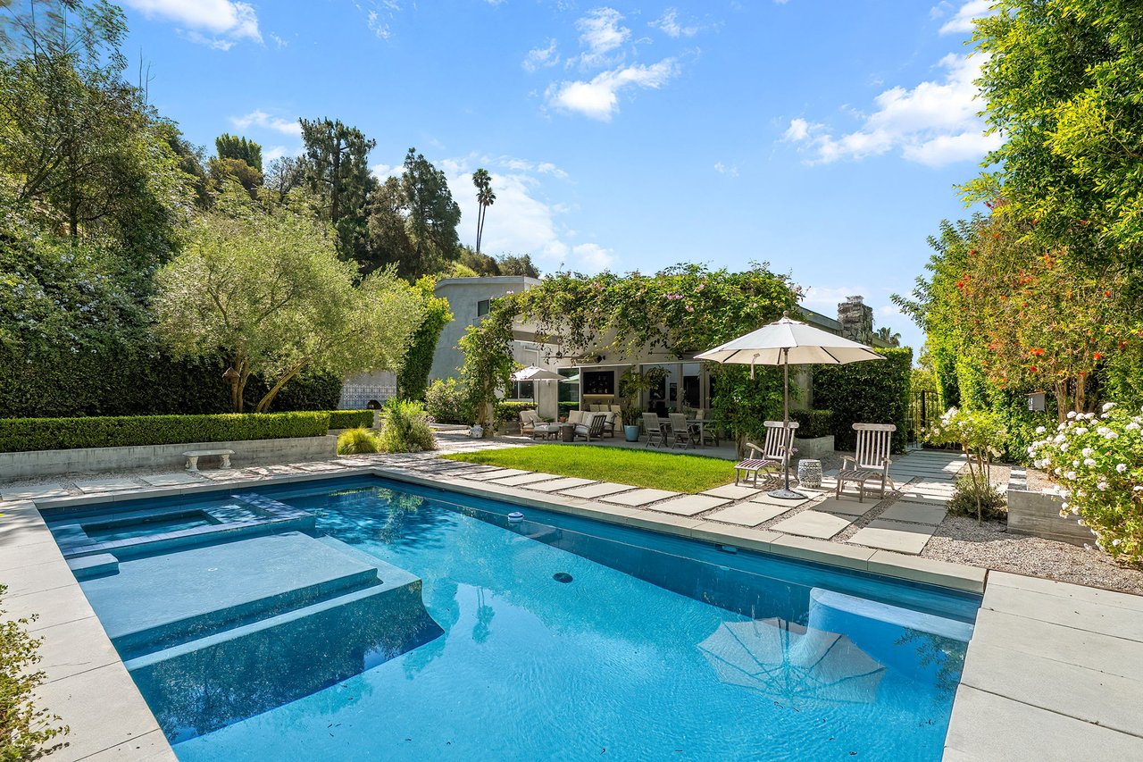 Luxurious Garden Escape 