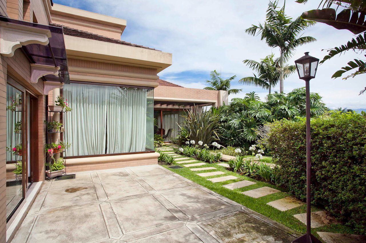 Classic Colonial Garden Estate, Curridabat, San Jose