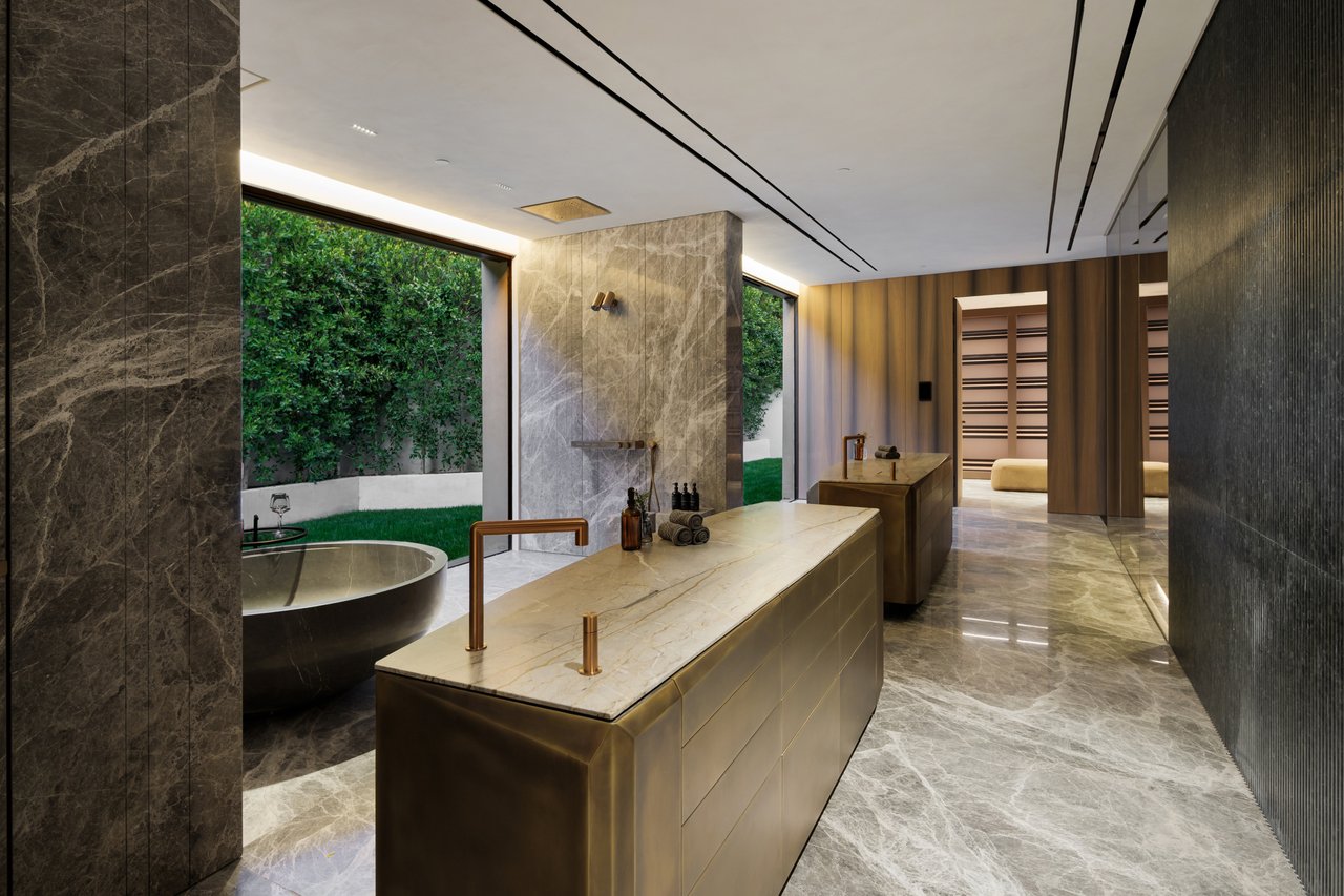 8741 St Ives Dr, Hollywood Hills