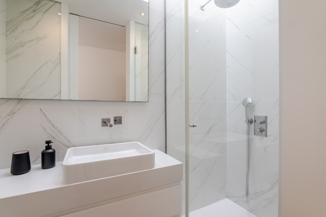 Modern 2-Bedroom Apartment with Expansive Private Terrace & Sort-term Rental (AL) License in Central Porto