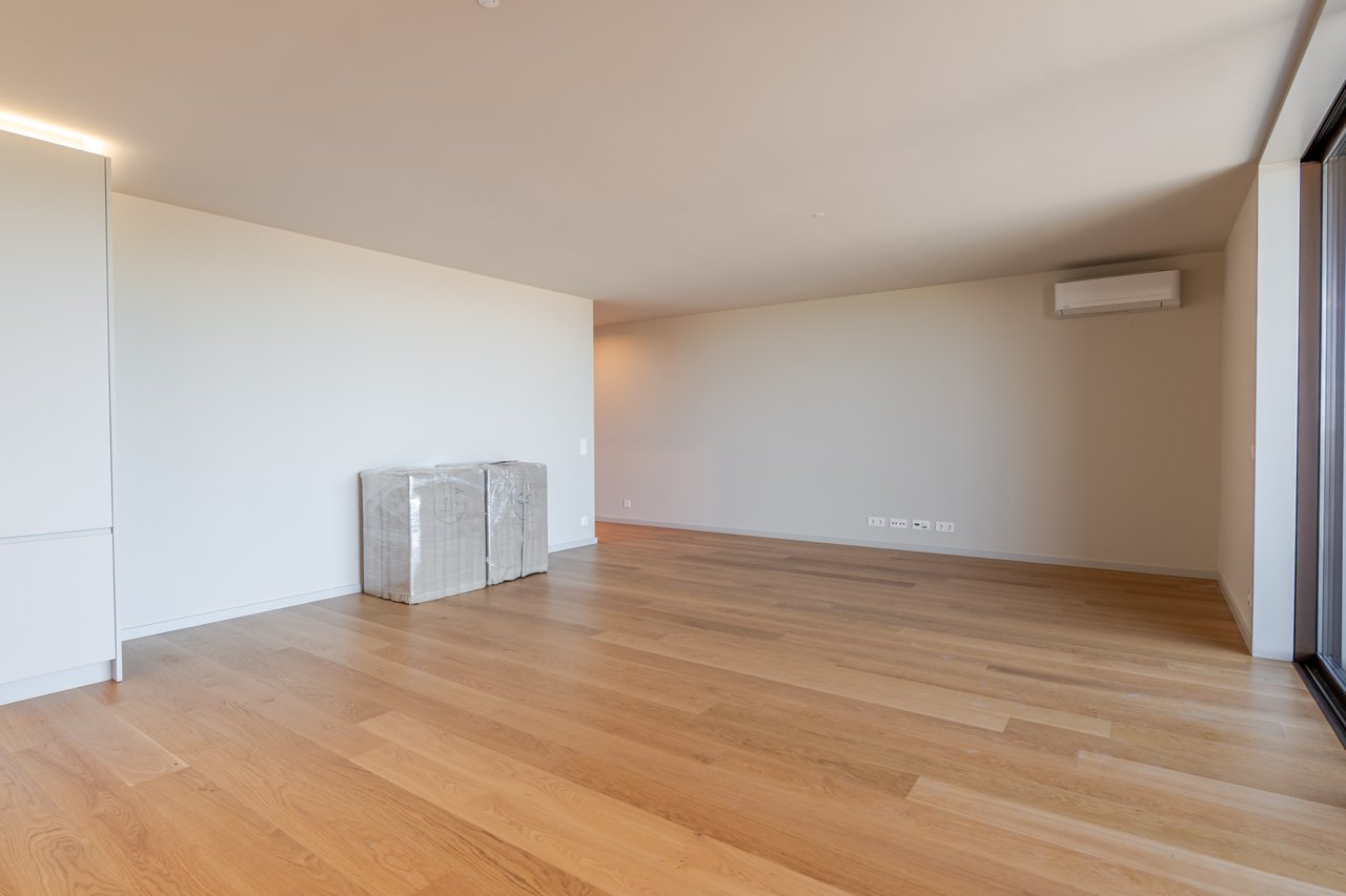 Luxury 4-Bedroom Apartment in Porto